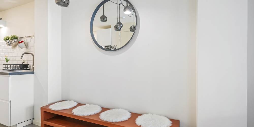 Woonkamer met spiegel