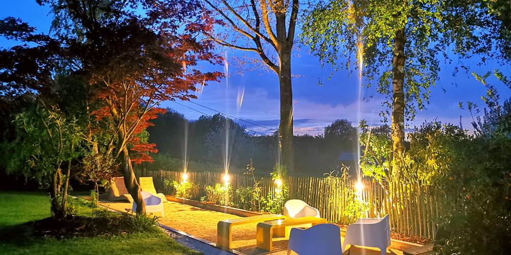Jardin et pétanque éclairé le soir