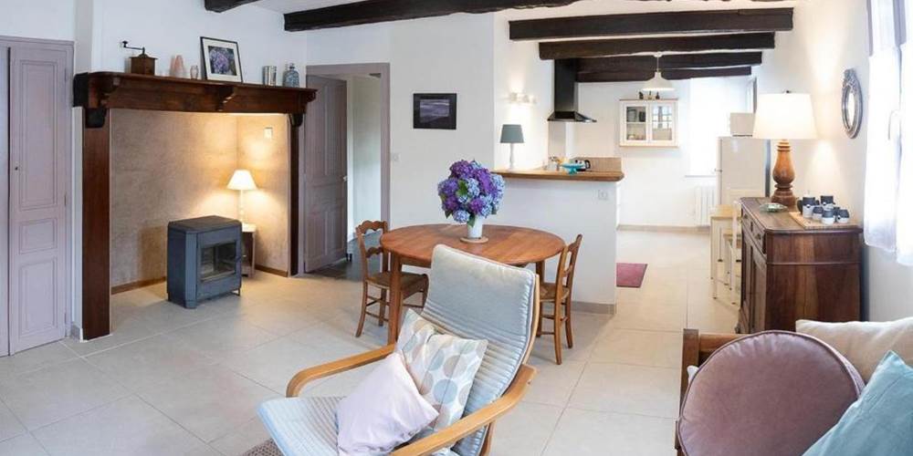 Gîte 1 : Maison 1 Chambre 1 Salon, cosy et cocooning, avec poêle à bois "juste pour le plaisir". Chaud et douillet en hiver, frais en été.