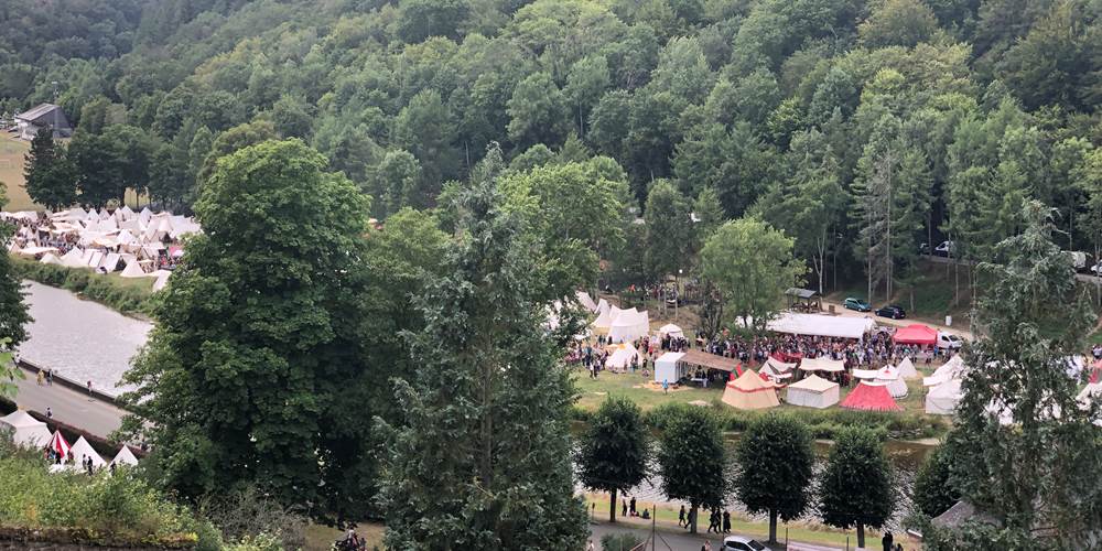 Vue du château, les campements aux Médiévalles