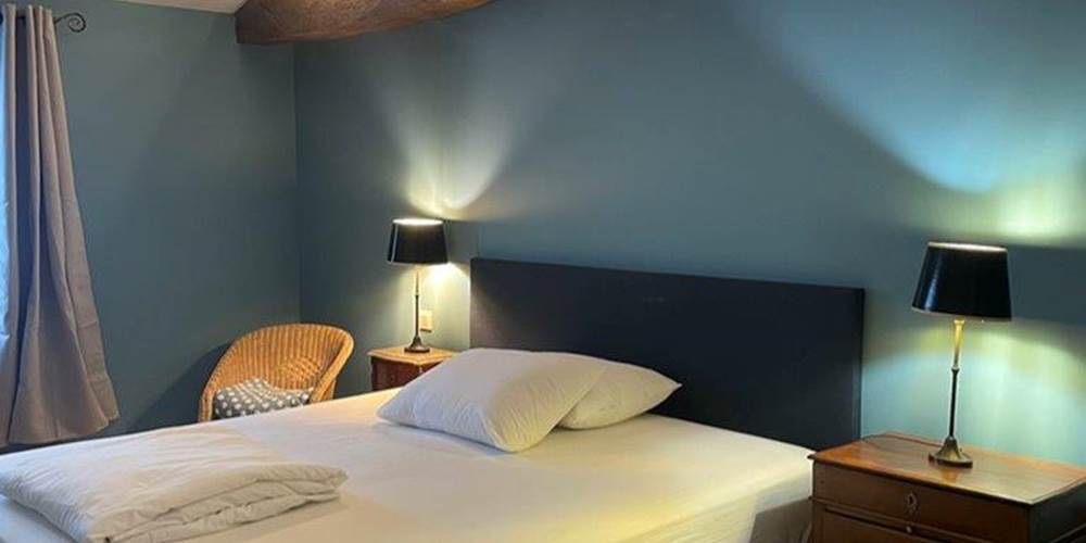 Chambre lit double, étage, salle de bain privative, vue jardin, vignoble, chambres d'hôtes