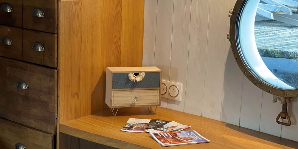 Hublot tribord et coin bureau de la cabine Tarn de la Péniche Hôtel Gaïa