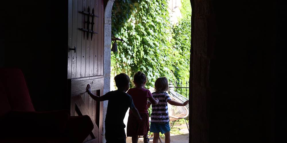 Séjour familial en gîte au Château de Saint-Chamarand : hébergement sécurisé et ludique pour parents et enfants.