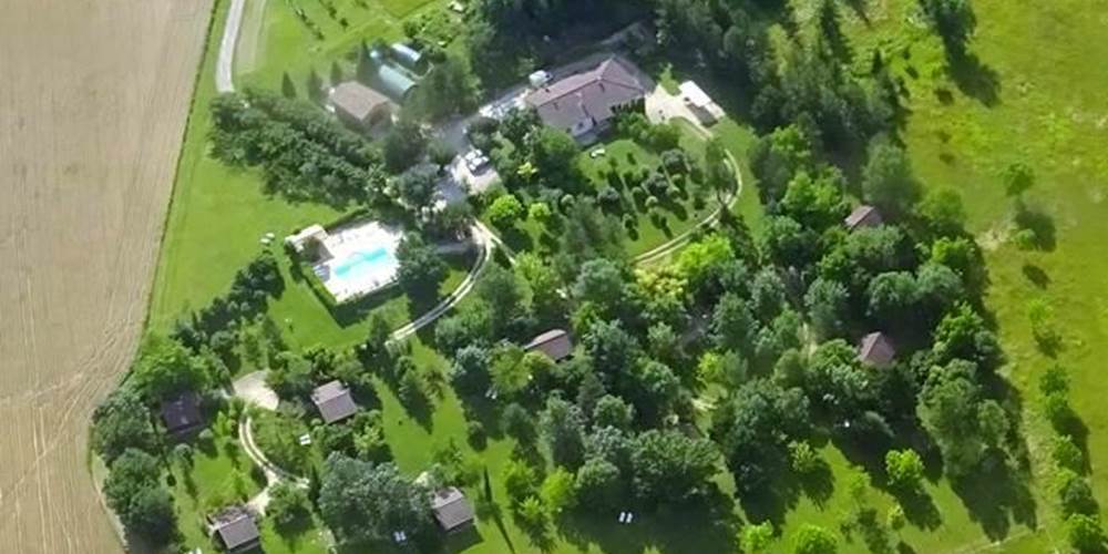 Village de Gîtes LES CHALETS DE GRAZIMIS - vacances dans le Gers - 01 vue aerienne2