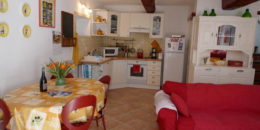 Le coin salle-à-manger et cuisine ouverte