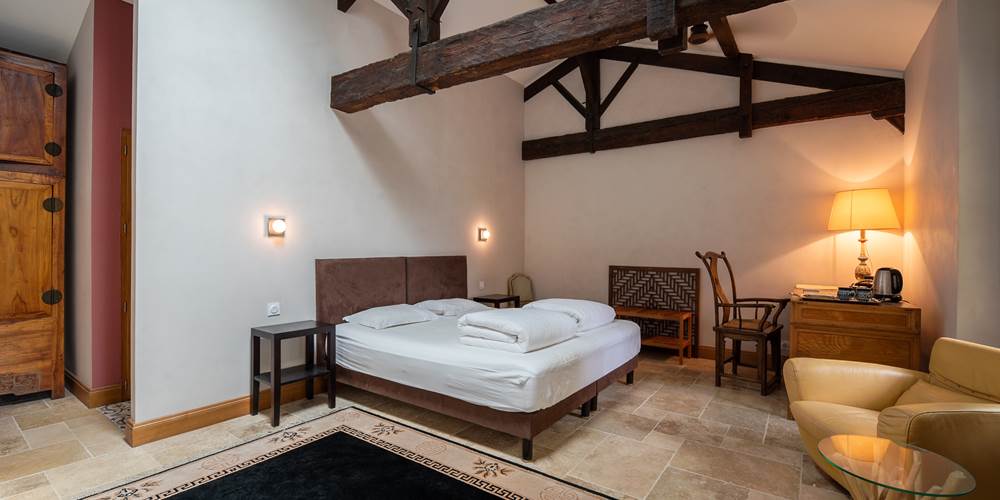 Chambre lit double, rez de chaussée, chambre prestige, salle de bain privative, vue jardin et rivière, vignoble, chambres d'hôtes