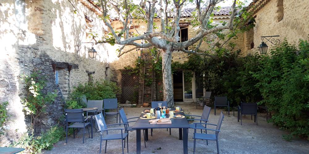 La Magnanerie - court
