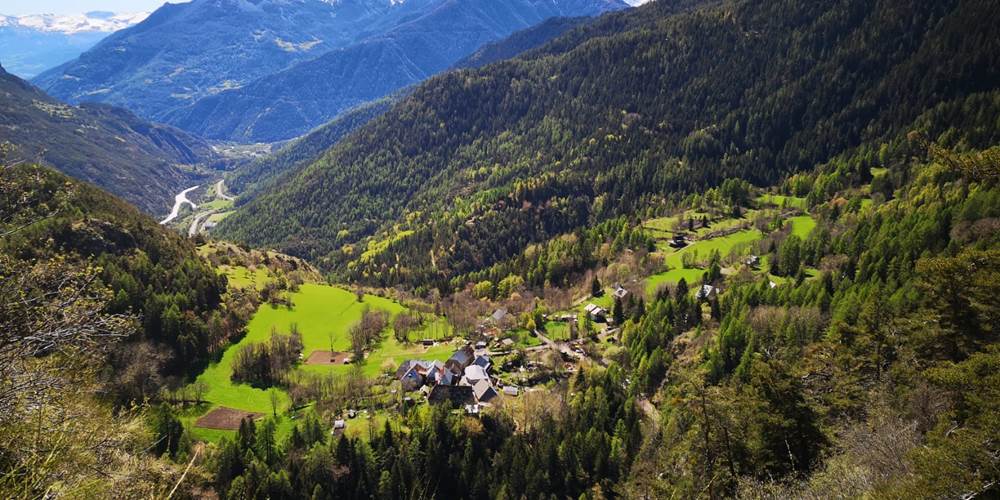 Les cabanes du domaine de l Esperluette Vue du Villard