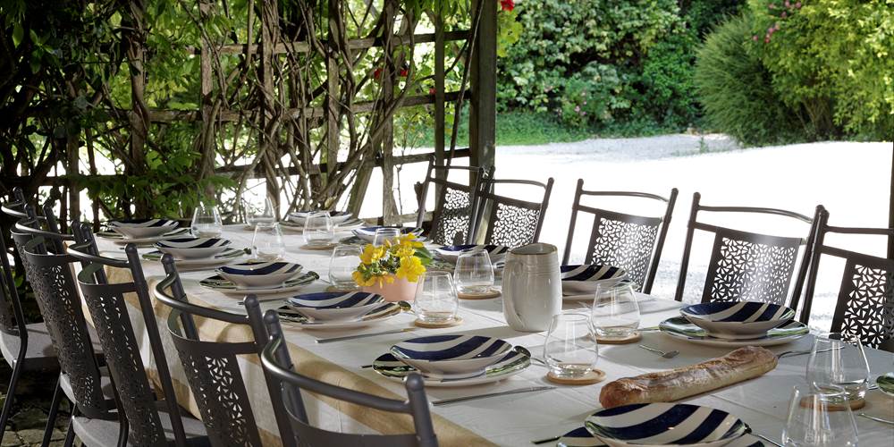 TABLE EXTÉRIEURE