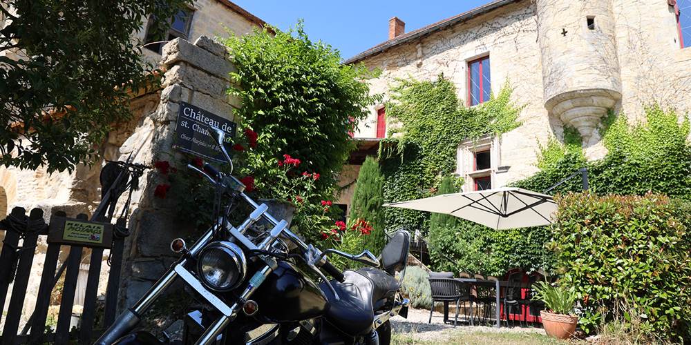 Relais Motards au Château de Saint-Chamarand : une étape conviviale avec table d'hôtes et chambres de confort pour vos road-trips dans le Lot.
