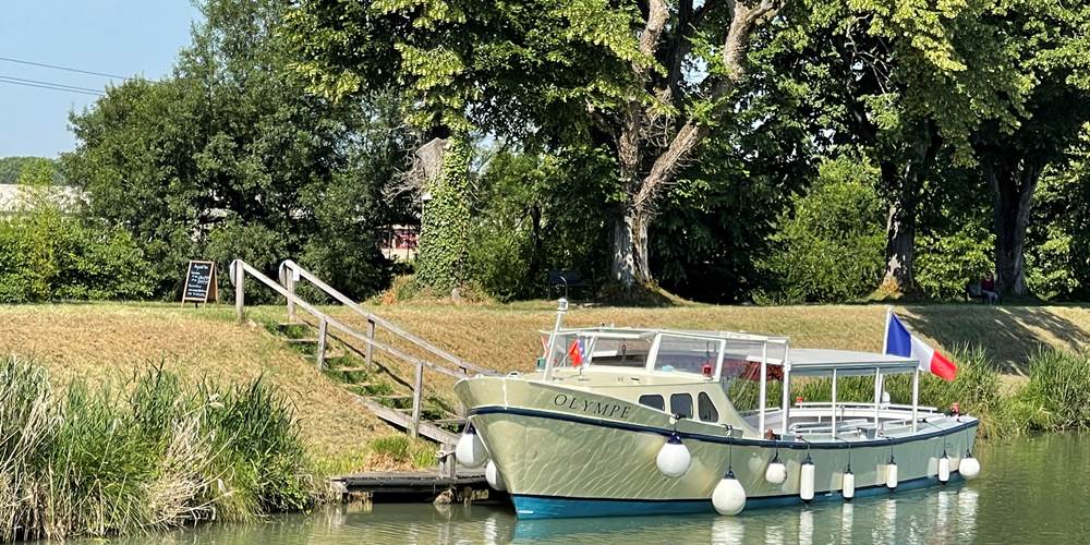 La vedette fluviale Olympe à son embarcadère, près de l'Ecluse du Tarn et des Cabanes du Port