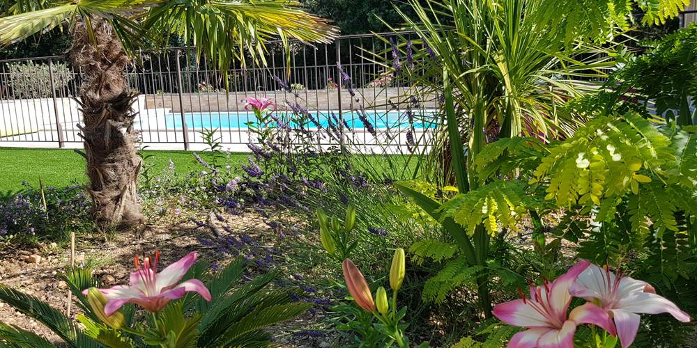 Jardin méditerranéo-provencal de la piscine des gîtes Luberon Lub'heureux