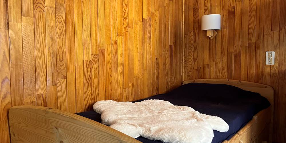 Un lit simple dans le chambre des enfants