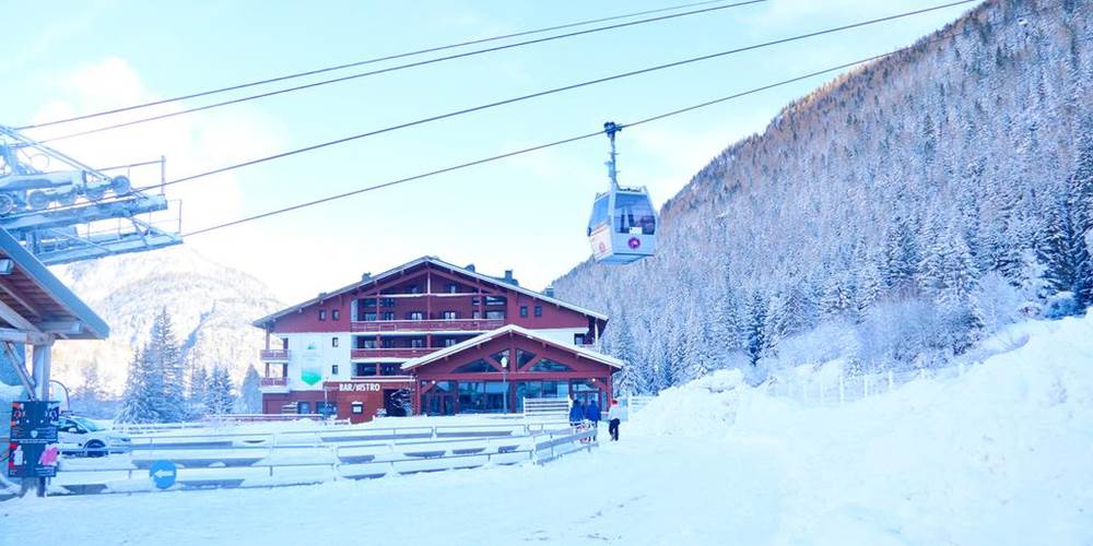 Devant la résidence, télécabine domaine de la Balme