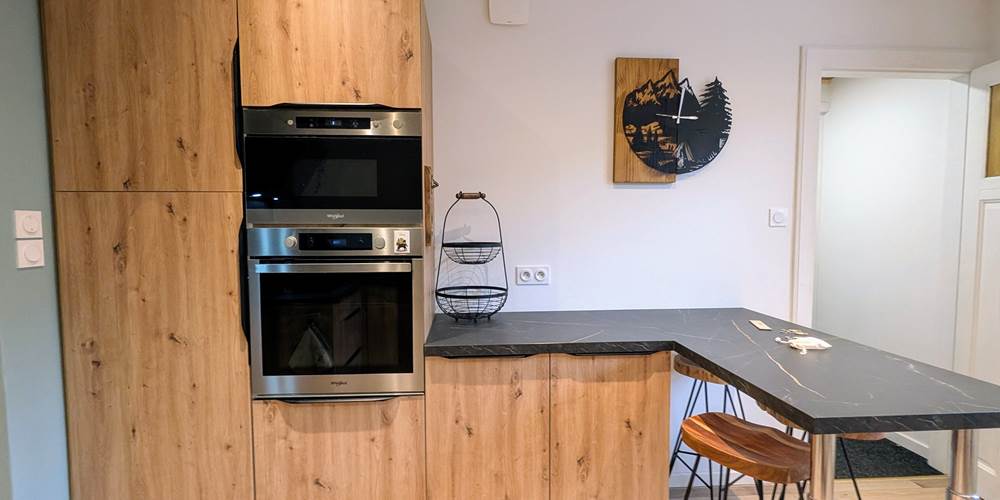 cuisine-bois-plan-bar-gite-ocimes-la-bresse