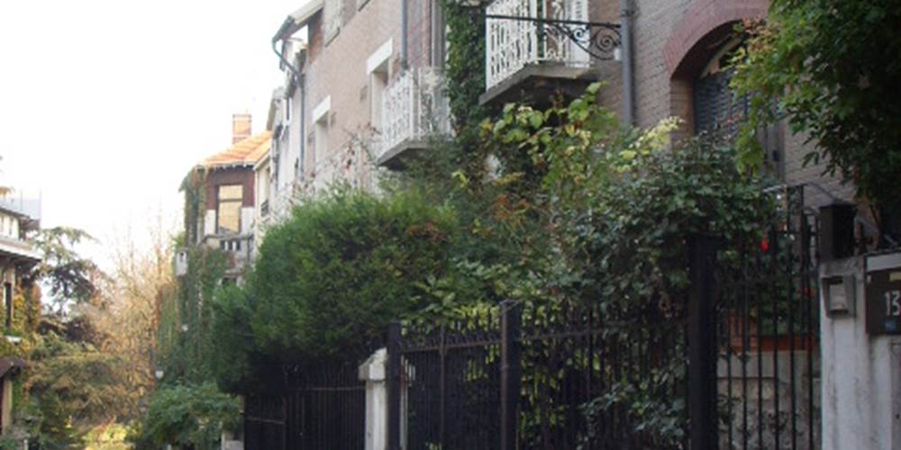A proximité une petite rue pavée menant au parc Montsouris