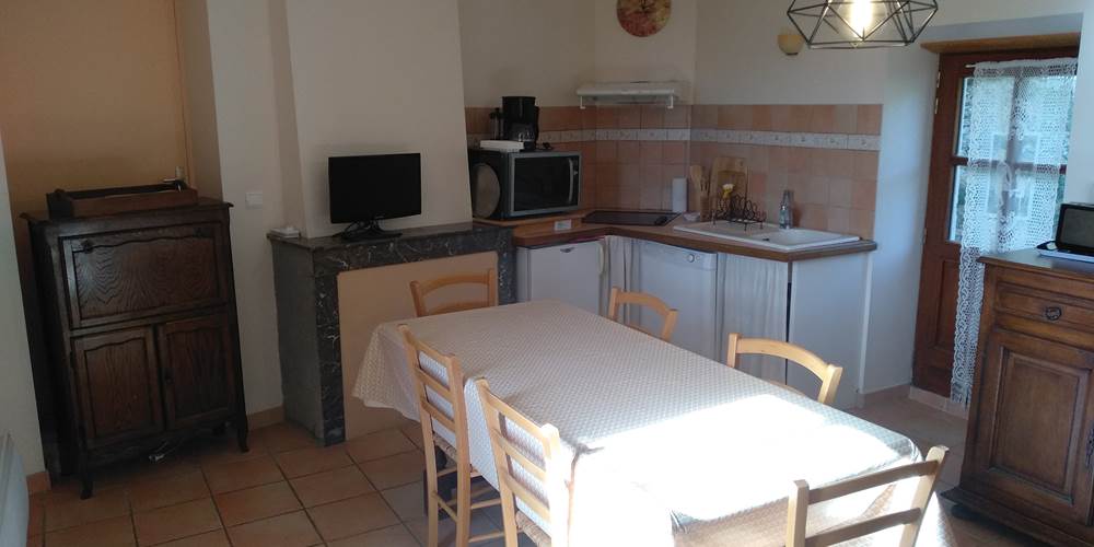 Le séjour avec le coin cuisine, Porte coté Nord à droite