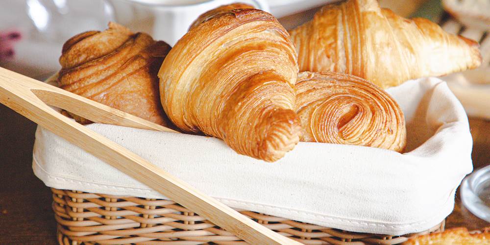 Le petit déjeuner vous sera servi dans la salle à manger. Viennoiserie, pain frais, yaourts et gâteau faits maison, et chaque matin, c'est unique.