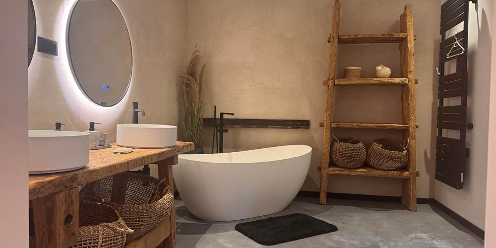 salle-bain-spacieuse-baignoire-authenticité