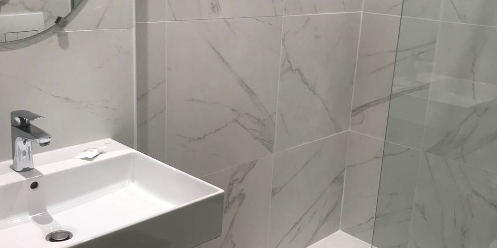 salle d'eau avec toilettes