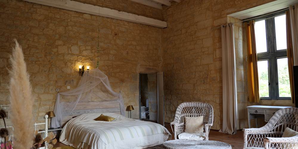Chambre Louis XIII au Château de Saint-Chamarand : séjour d'époque et confort moderne pour vos vacances dans le Lot