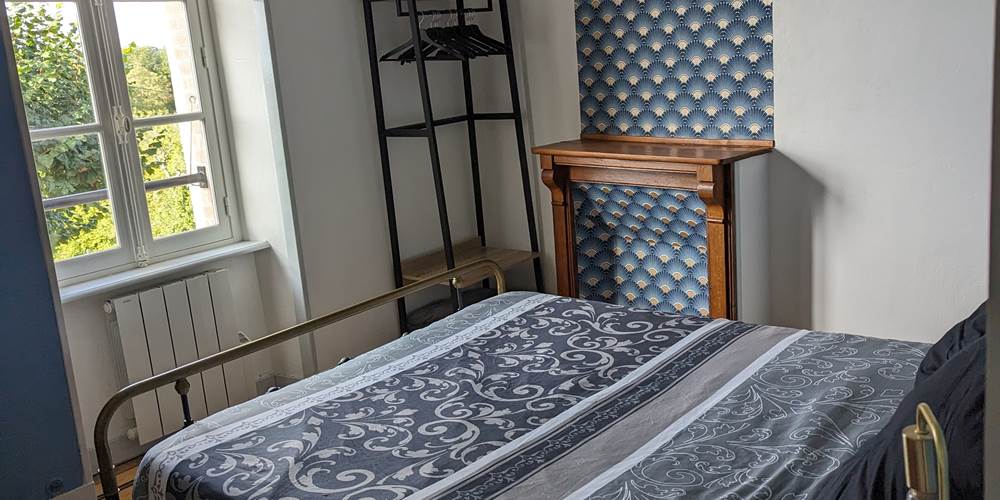 Gîte de la Chevêche Chambre 1 avec un lit queen size - cheminée - style art déco
