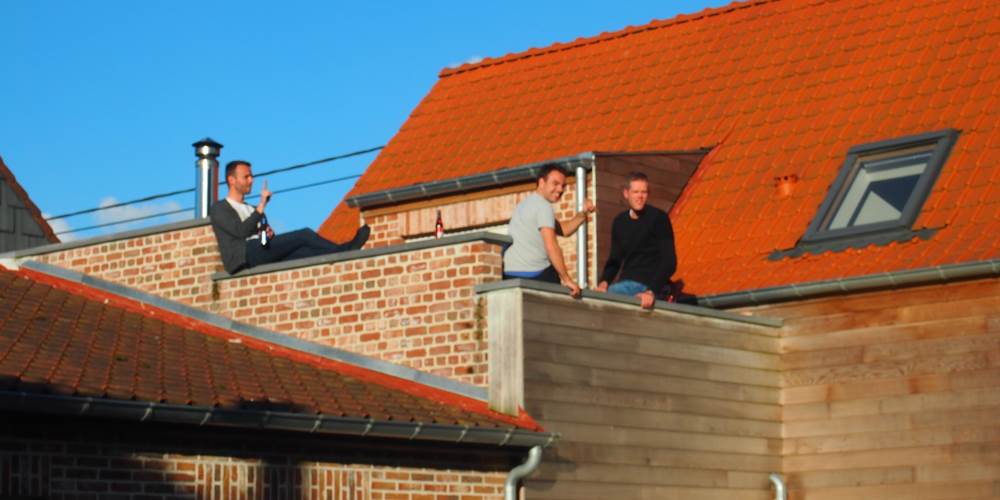 Visiteurs en détente sur terrasse de l'étage