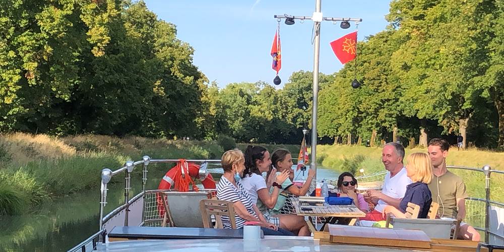 En famille à bord de la péniche Gaïa sur le Canal de Montech