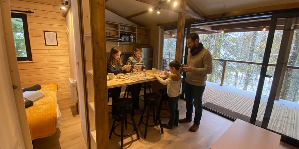 Coin repas avec vue sur la forêt