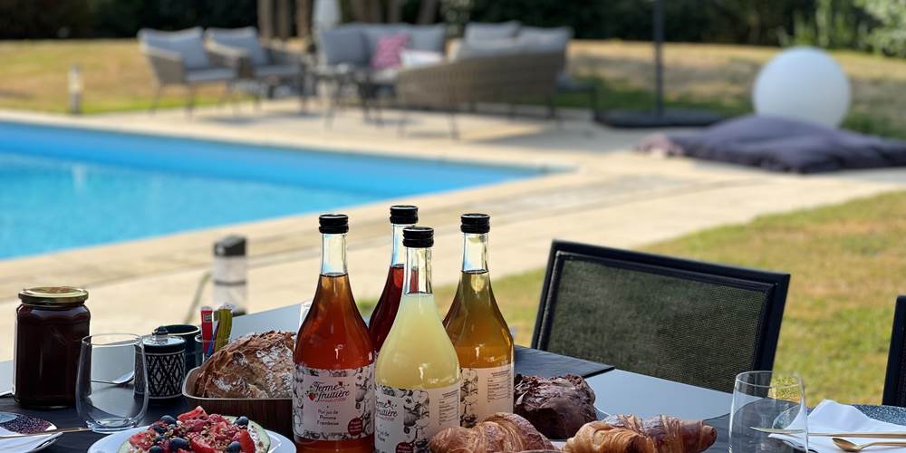terrasse petit déjeuner face piscine