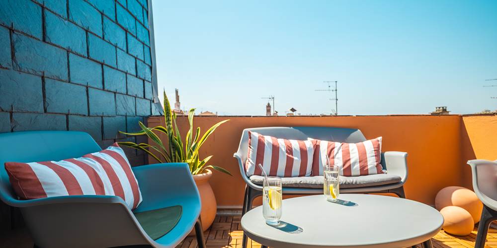 Une terrasse intimiste pensée comme une extension du salon.