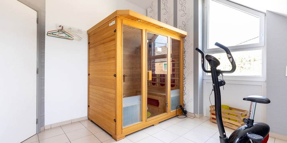 Sauna infra rouge pour 4 personnes - vélo d'appartement dans une pièce du second étage