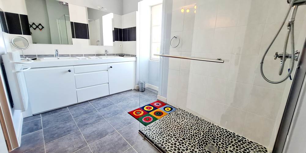 salle d'eau de la chambre parme