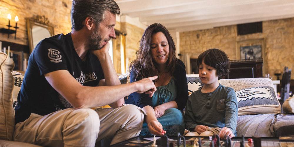 Bruno et Marjolaine, vos hôtes au Château de Saint-Chamarand : un accueil passionné et convivial pour faire de votre séjour dans le Lot une expérience unique.