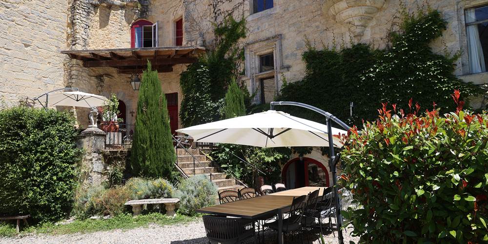 Le charme authentique du Lot : séjournez dans un château historique avec tout le confort moderne pour les groupes.