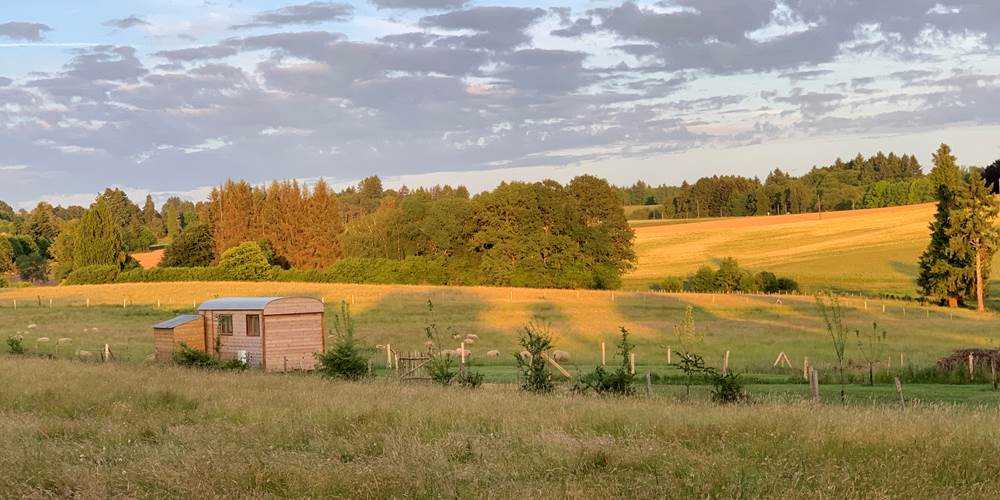 Les terres de la chouette, la roulotte dans la prairie