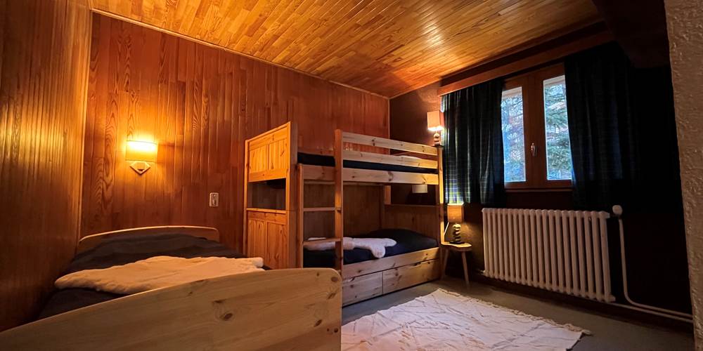 chambre enfants avec 1 lit double et un lit superposé.