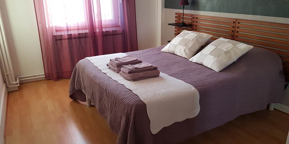 LA-SENTE-DES-VIGNES-Chambre-LILAS-La-Chambre