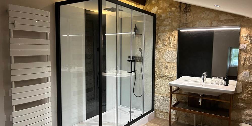 Chambre lit double, rez de chaussée, chambre luxe, chambre familiale, salle de bain privative, vue jardin et rivière, vignoble, chambres d'hôtes