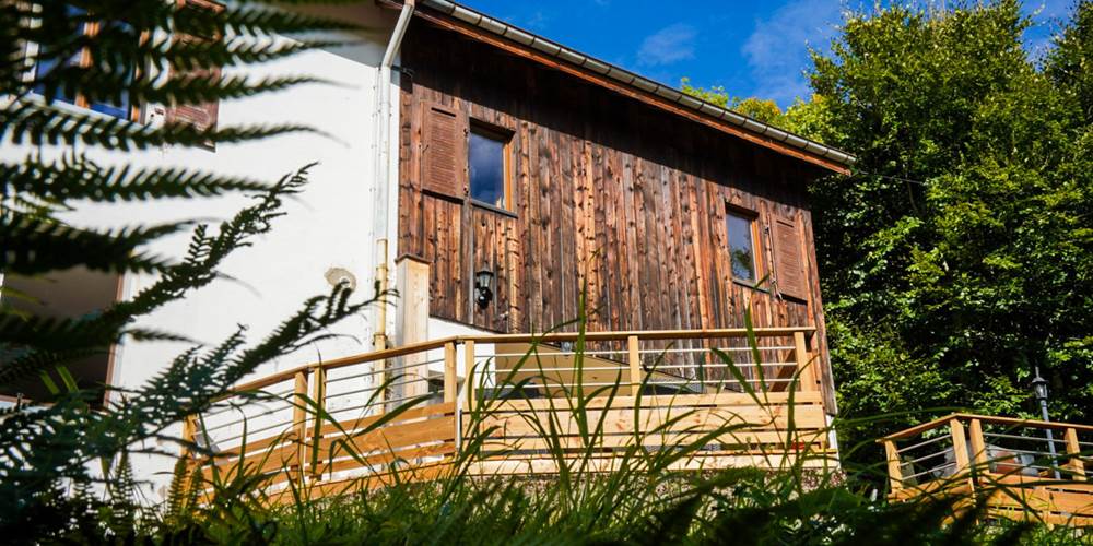 exterieur-gite-ocimes-la-bresse-terrasse-bois