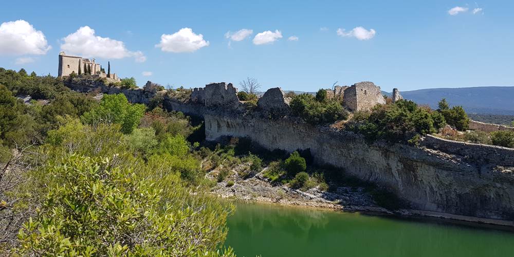Chateau de Saint-Saturnin les Apt et son barrage