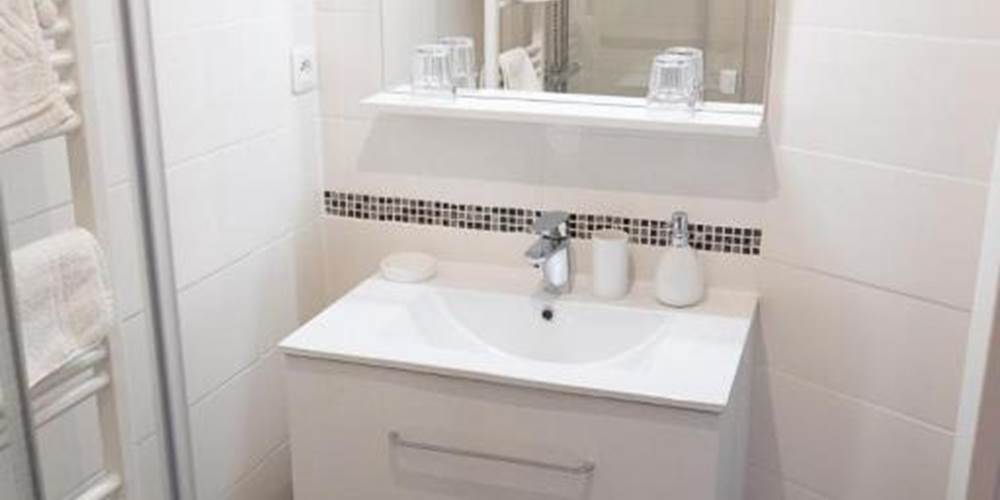 Gîte 1 - Maison 1 Chambre 1 Salon (1 à 4 personnes) : Salle d'eau avec douche spacieuse 120cm.
