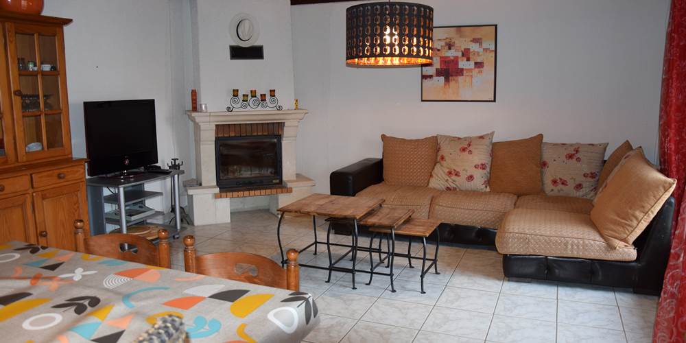LA-SENTE-DES-VIGNES-LE-GITE-Salon-TV
