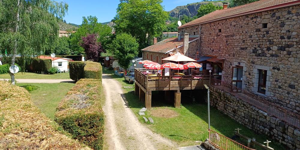 LA TERRASSE COTE CAMPING ET L'ENTREE DES SANITAIRES