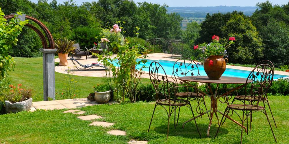 PISCINE FACE AUX PYRENEES