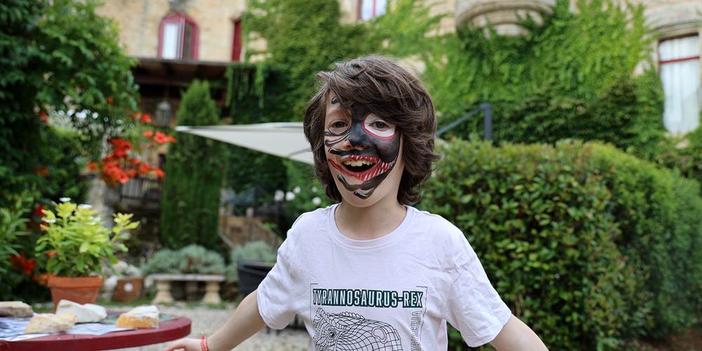 Vacances en famille au Château de Saint-Chamarand : un paradis pour les enfants avec jeux et grands espaces dans le Lot.