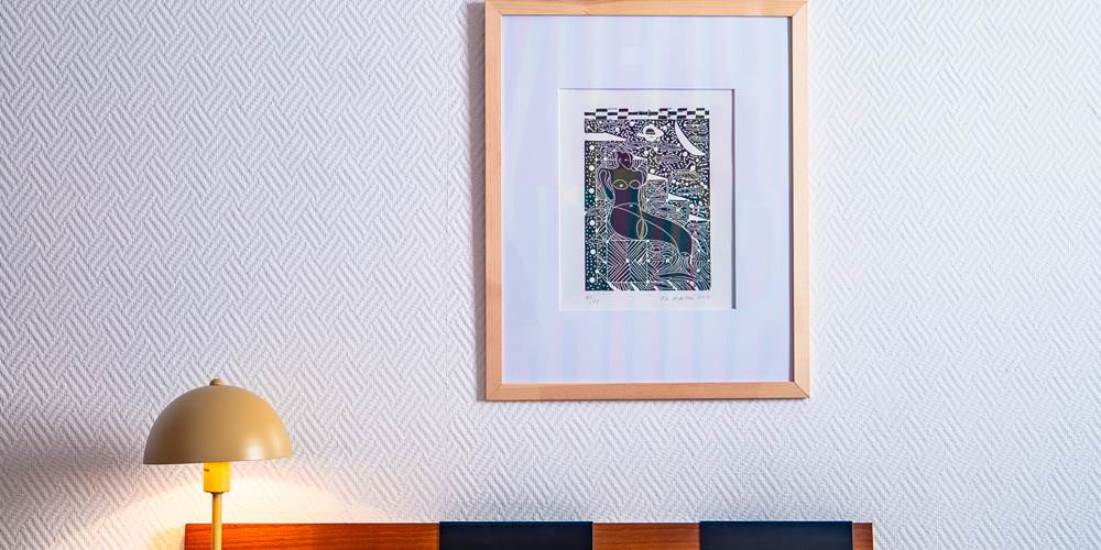 Chaque détail est une inspiration, entre mobilier chiné et touches d'art contemporain.