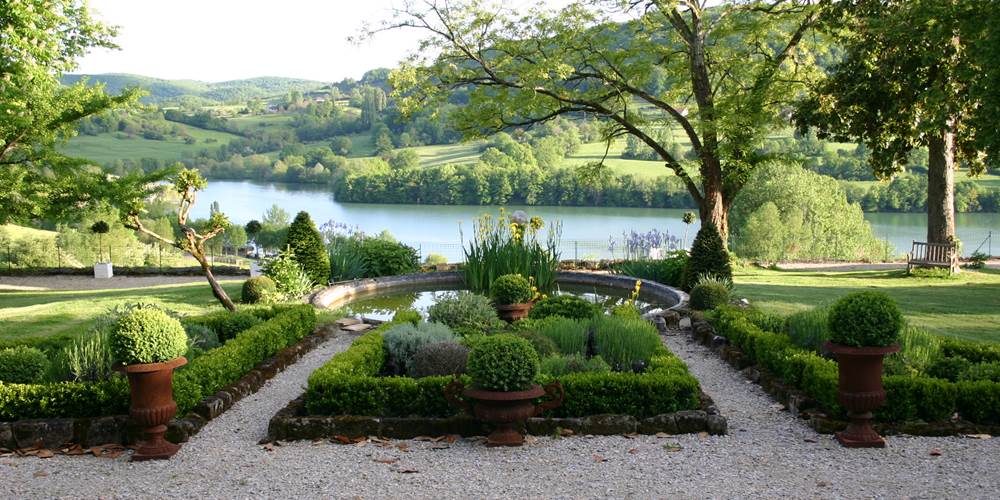 le parc avec la vue panoramique sur le lac du causse