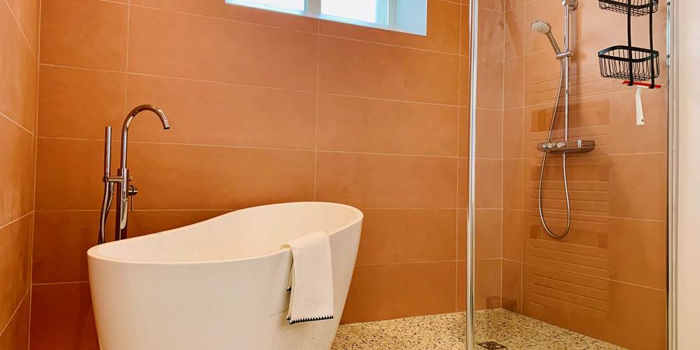 location vacances meublé 2 chambres proche thermes de Rochefort -  grande salle de bain avec baignoire et douche