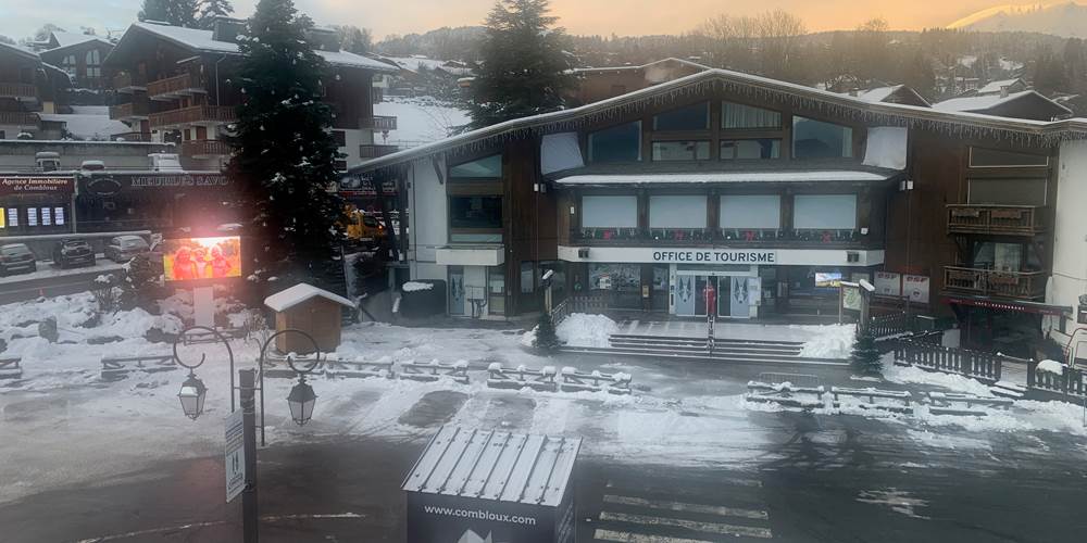 Vue F5 Vue du salon sur le syndicat tourisme et parking